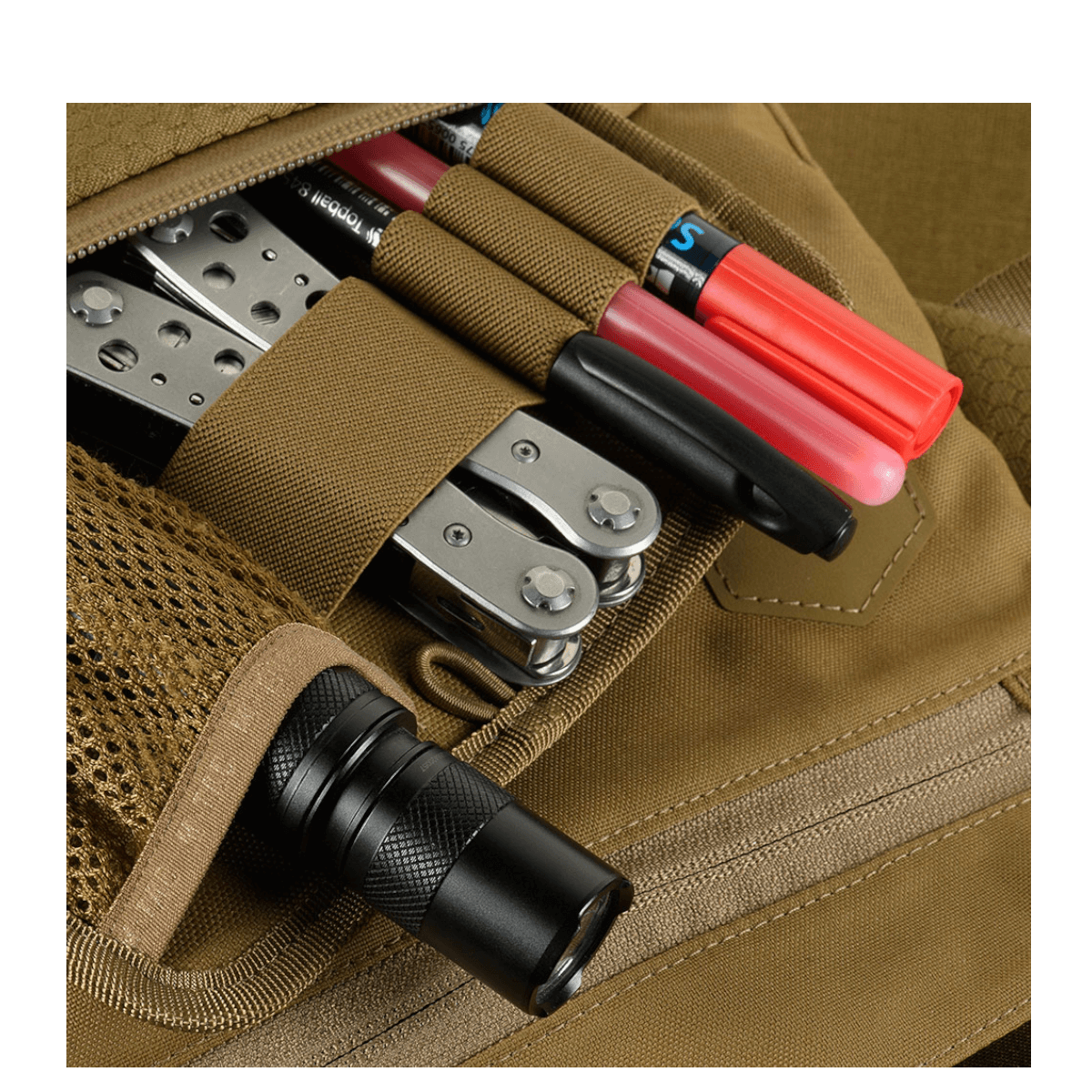 M-Tac Konvert Taske Elite i Cordura 500D, alsidig taske med værktøjsholder, justerbar skulderrem og magnetventil lukning, nem adgang til indhold.