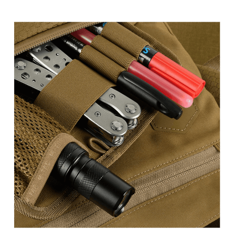 Detaljert visning av M-Tac Konvert Taske Elite med praktisk oppbevaring for verktøy og lommelykt, laget av holdbart Cordura-materiale.