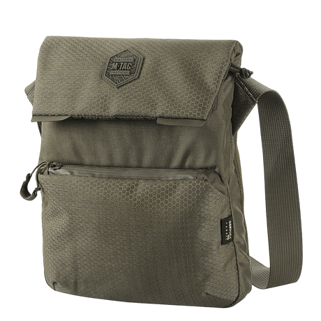 M-Tac Konvert Taske Elite i slitesterkt Cordura-materiale med justerbar skulderrem og magnetlås for rask tilgang.