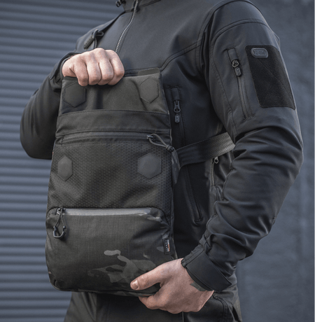 M-Tac Konvert Taske Elite i svart med magnetisk klaff, slitesterkt Cordura-materiale og justerbar skulderrem. Perfekt for nettbrettbæring.