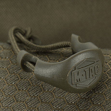 Nærbilde av M-Tac Konvert Taske Elites magnetlukning, laget av slitesterkt Cordura-materiale med elegant og funksjonelt design.