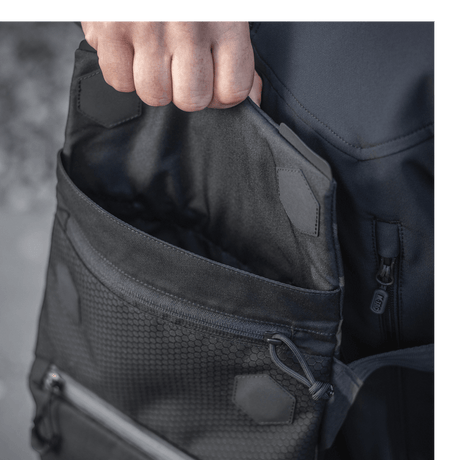 M-Tac Konvert Taske Elite med magnetlukking i slitesterkt Cordura-materiale, viser dyp lomme for enkel tilgang.