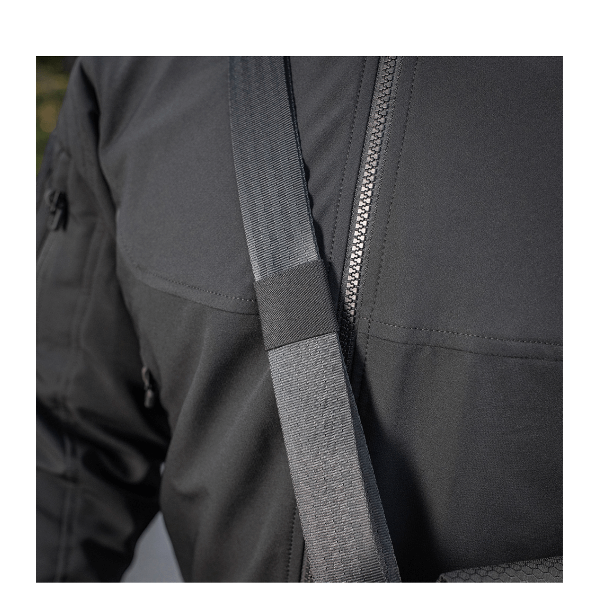 Nærbillede af person iført M-Tac Konvert Taske Elite med justerbar skulderrem i Cordura-materiale for komfort og stil.