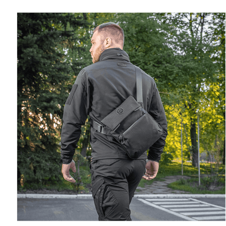 Mann iført M-Tac Konvert Taske Elite i skogsomgivelser.