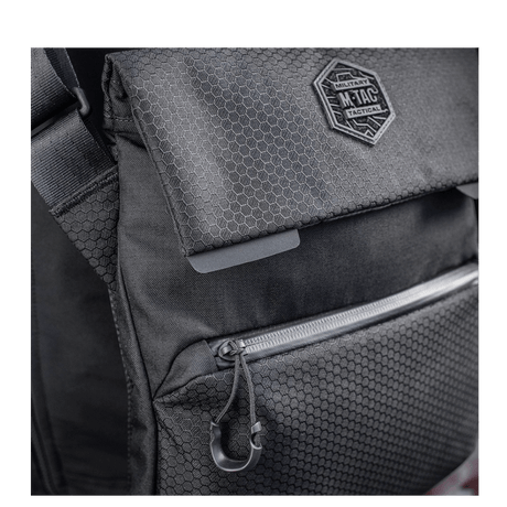 M-Tac Konvert Taske Elite laget av holdbare materialer med magnetlås for enkel tilgang.