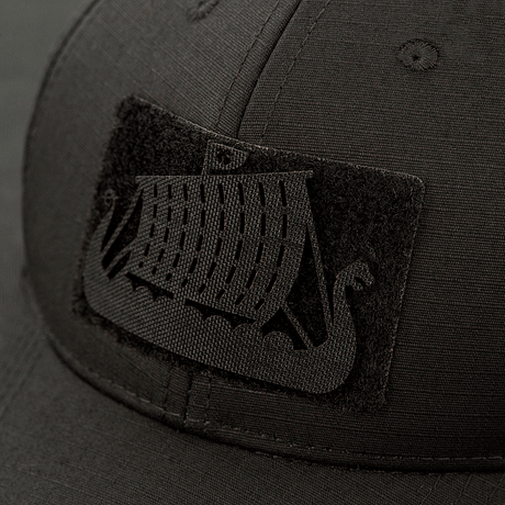 M-Tac Patch Drakkar Laser Cut – vikingskip festet på svart caps, viser et detaljert drageskipsdesign skåret i Cordura 500D.
