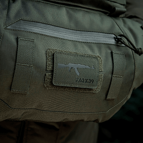 M-Tac AKM 7,62x39 Laser Cut-patch festet på ryggsekk med Velcro, taktisk Cordura 500D-design, symboliserer AKM 7,62x39, holdbar for utendørs bruk.