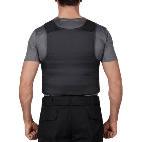 Mann iført Anorak Rhodium® Concealable II stikk- og skuddsikker vest for maksimal beskyttelse og diskresjon under bekledningen.