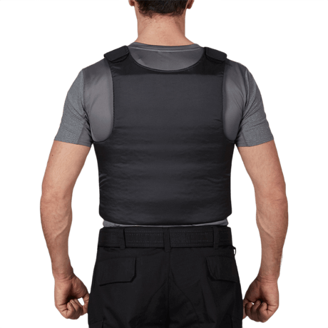 Mand bærende Anorak Rhodium® Concealable III Stik & Skudsikker Vest, level IIIA sikkerhed, visning bagfra.