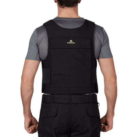 Mand iført Anorak Rhodium® Duty III Stik & Skudsikker Vest, designet til maksimal level IIIA-beskyttelse mod våben og knive.