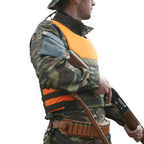 Anorak Titanium® Shield I Stik & Skudsikker Vest bæres af person i militæruniform, klar til beskyttelse og sikkerhed.