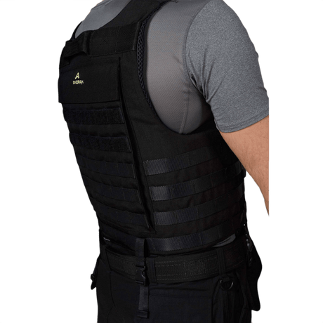Mand iført Anorak Rhodium® Tactical I Stik & Skudsikker Vest set bagfra, viser vestens design og robuste beskyttelse.