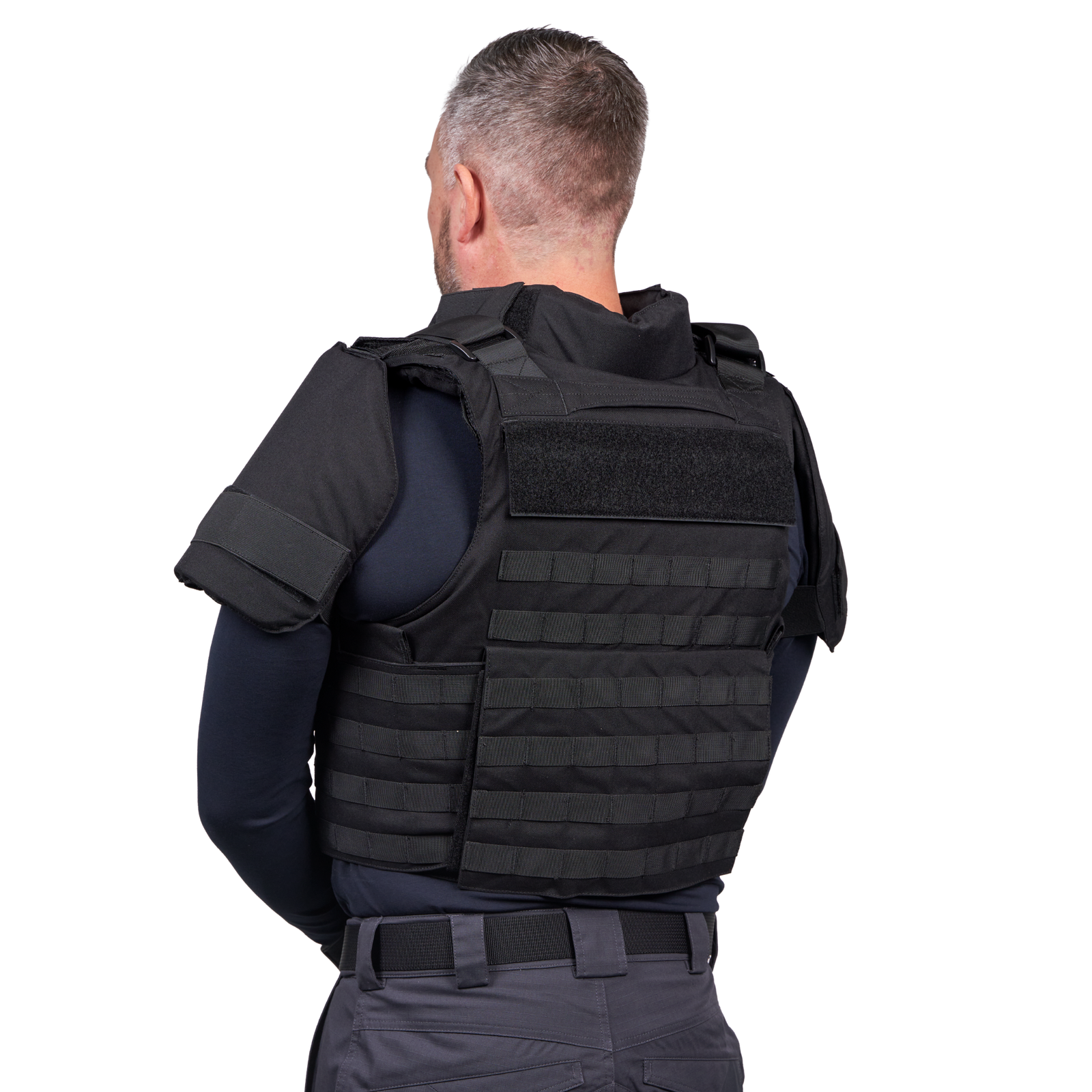 Mand iført Elite Armor Combat skudsikkervest, set bagfra