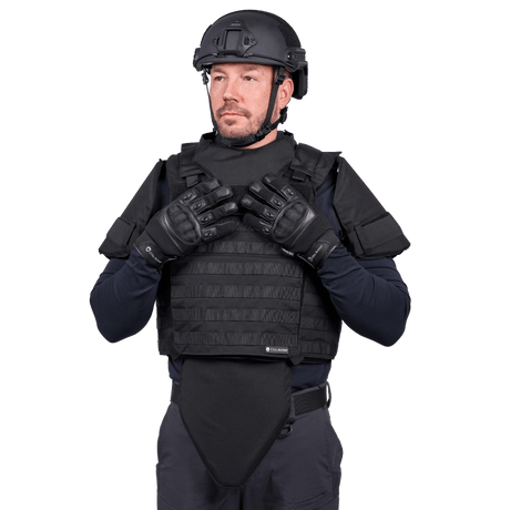 EA Combat Skud & Stiksikker Vest i sort med NIJ Level IIIA certificering, modulært design og ballistisk beskyttelse, galleri position 1 på model.