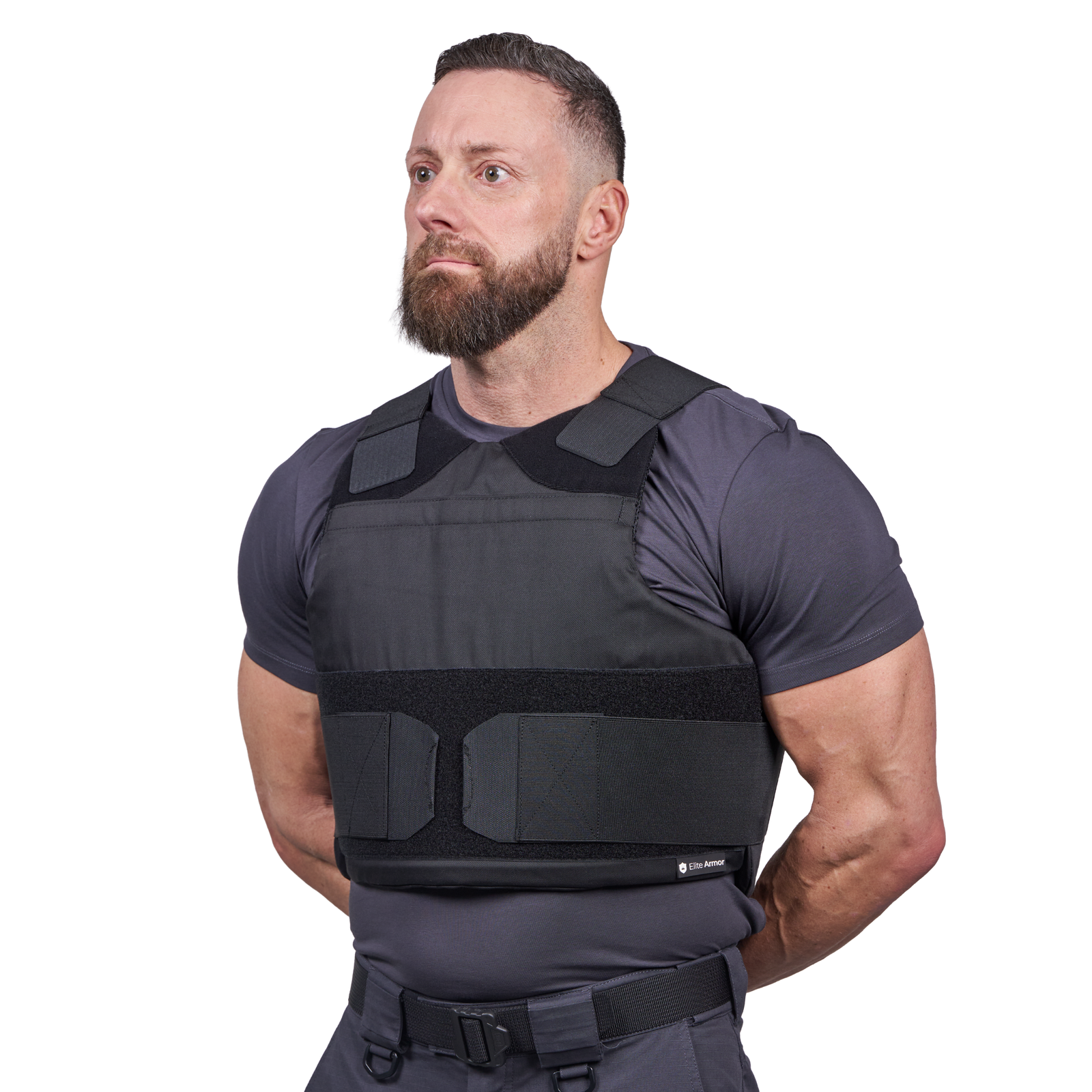 Mand iført Elite Armor Impact stik og skudsikker vest - set forfra i vinkel
