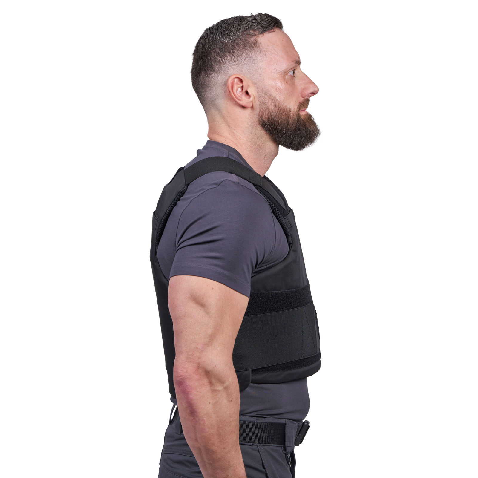 Mand iført Elite Armor Impact stik og skudsikker vest set fra siden i profil