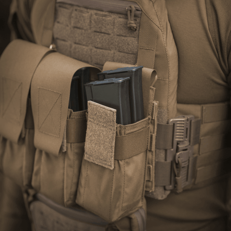 M-Tac veske for 2 magasiner i slitesterkt Cordura med borrelåslukking i galleri posisjon 1 for taktisk bruk og NIJ-sertifisering.