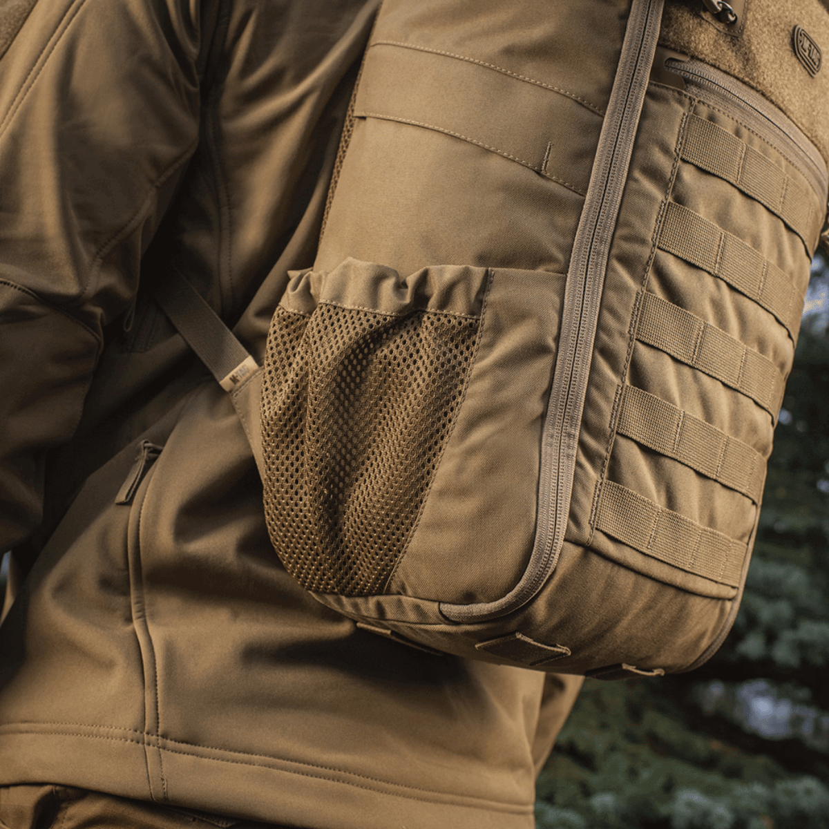 M-Tac Rygsæk Gen. II Elite – Small med mesh-lommer, MOLLE-paneler og elastiske snore for sikker pakning udendørs.