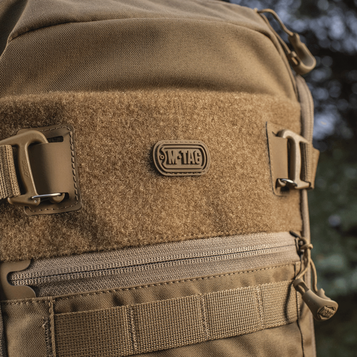 M-Tac Rygsæk Gen. II Elite – Small i beige med MOLLE-paneler, lynlås og stropper. Perfekt til opbevaring af udstyr sikkert og nemt.