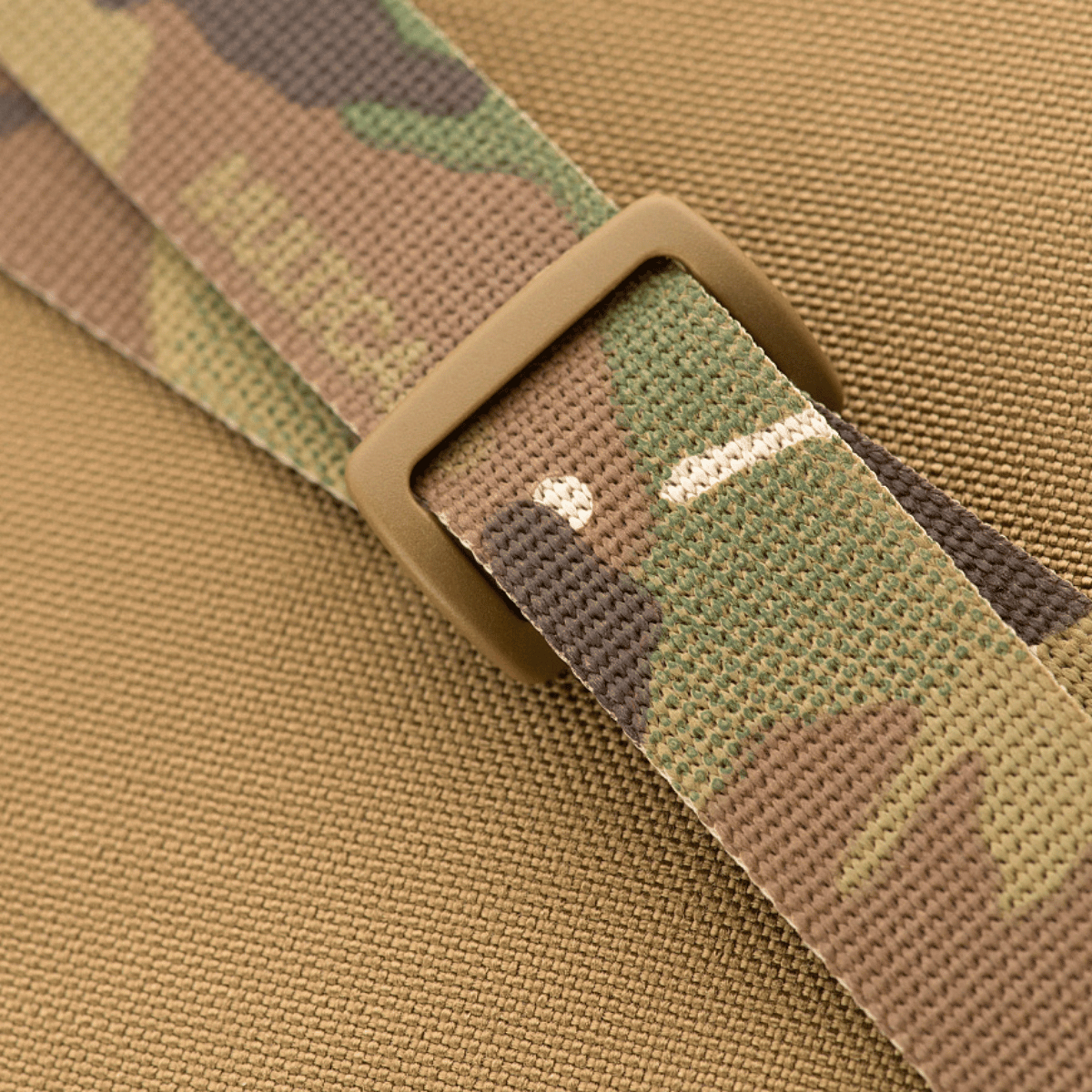 M-Tac Våbenbælte med Tre Punkter i Texcel-stropper og camouflage design, der viser holdbar konstruktion for taktiske anvendelser
