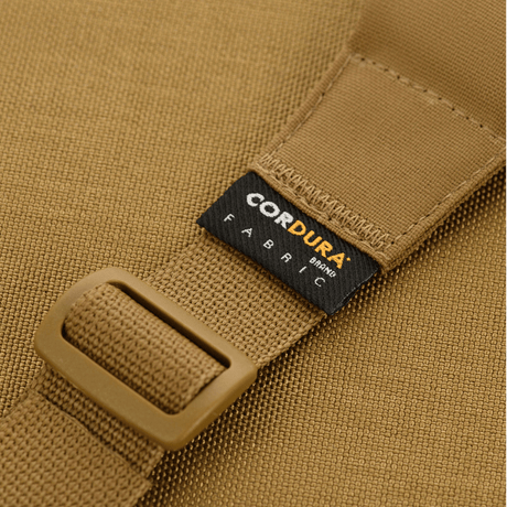 Nærbillede af et bælte lavet af CORDURA®-stof med fokus på spændet og etiketten.
