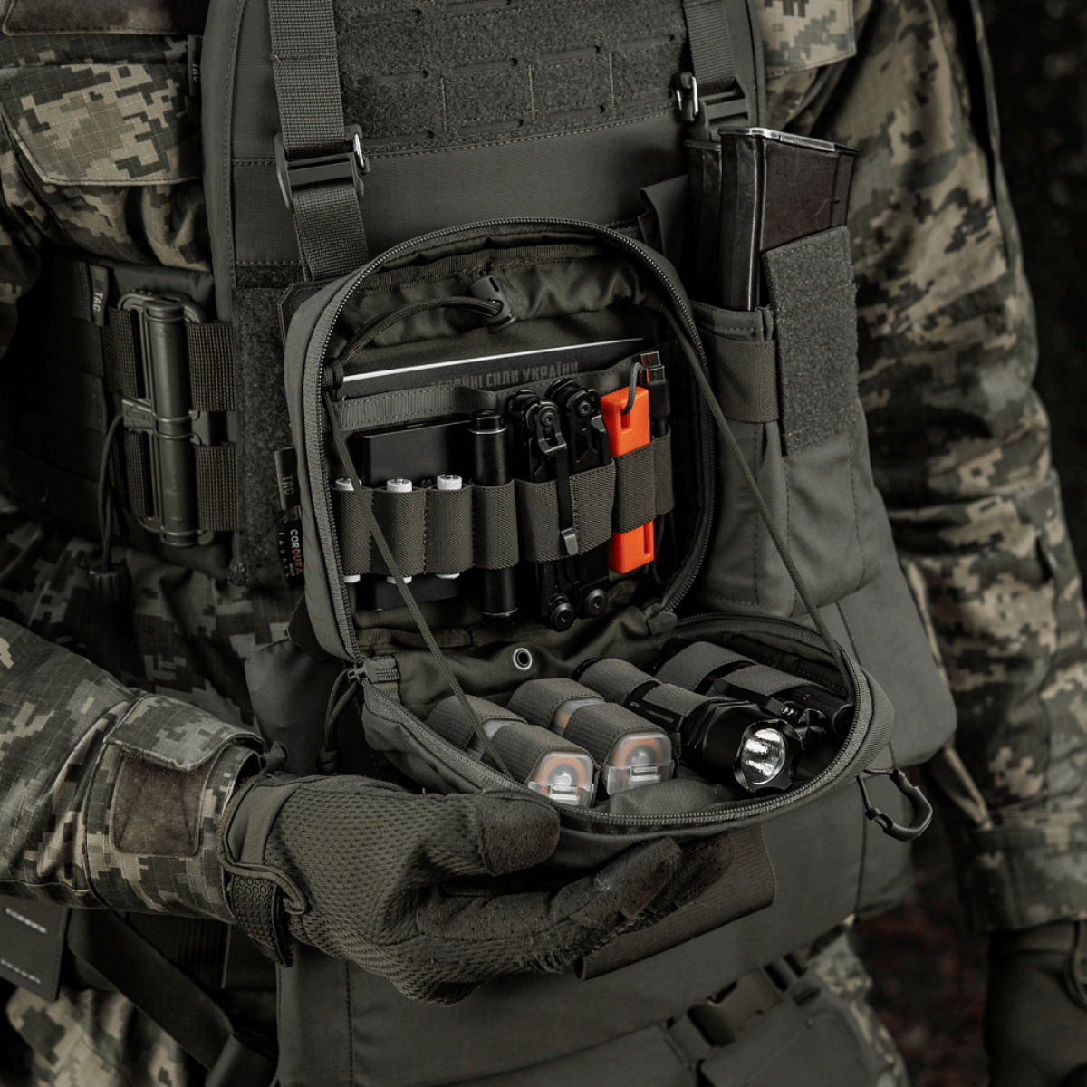 M-Tac organizer pouch Elite til taktik og udstyr, fastgjort med MOLLE-system, klar med førstehjælps- og EDC-sæt tilfeltbrug.