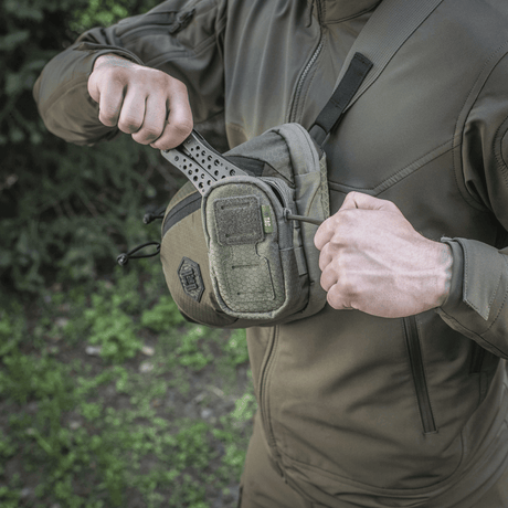M-Tac PC Utility-veske Elite Hex i svart med MOLLE-montering, slitesterkt materiale og NIJ-sertifisering, galleri posisjon 1.