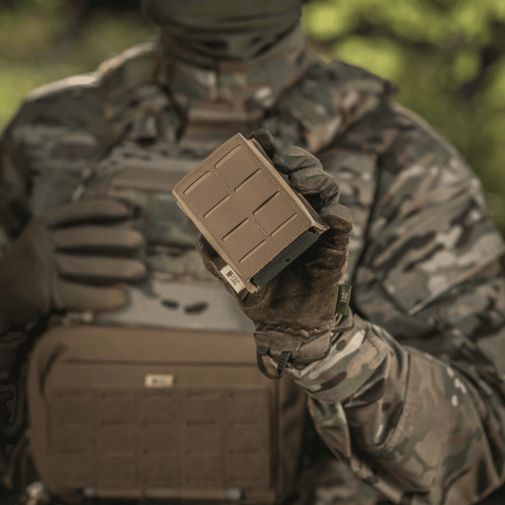 M-Tac magasinlomme med elastikk (10 cm) Laser Cut i coyote med Kydex-innsats, designet for AR-15-magasiner, teknisk visning, galleri posisjon 1.