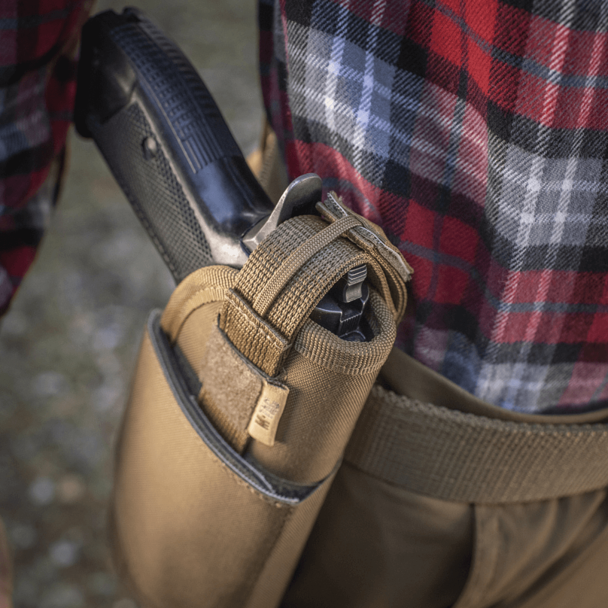 M-Tac Universal Taktisk Hylster Elite Højre på bælte med pistol i, fremstillet af Cordura 500D og med justerbar strop, MOLLE interface