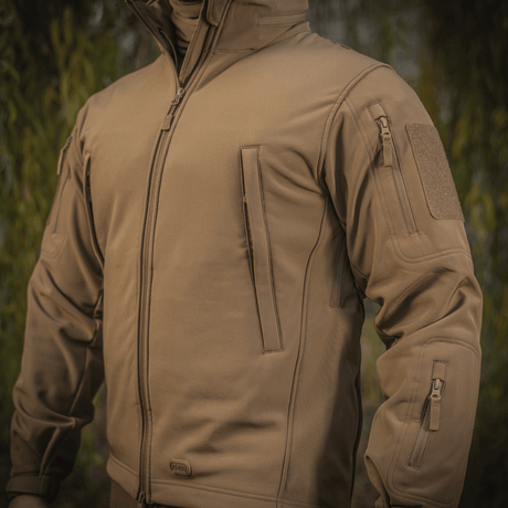 M-Tac Soft Shell Jakke i letvægtsdesign med polyuretan-membran og fleece-lag, velegnet til beskyttelse mod dårligt vejr.