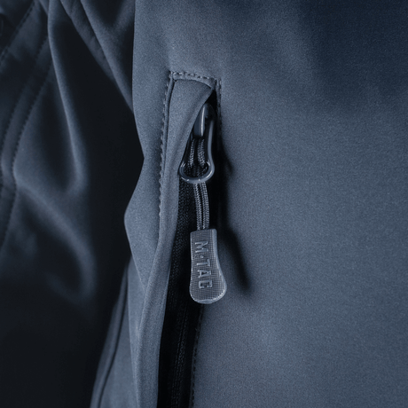 Nærbillede af lynlås på M-Tac Soft Shell Jakke, der viser detaljerne i det vandafvisende stof og solid lynlåsmekanisme.
