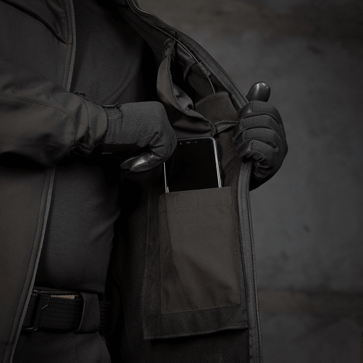 M-Tac Soft Shell Police Jakke med skjult lomme til opbevaring af telefon, beskytter mod vind og vejr.