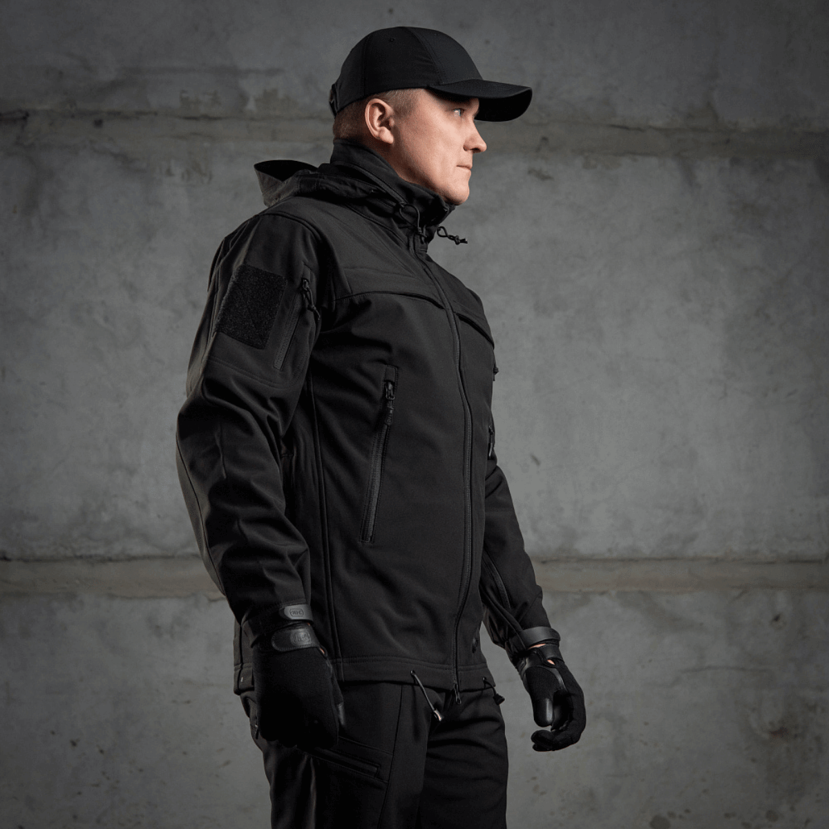 M-Tac Soft Shell Police Jakke, funktionel jakke med fleece lag og skjult hætte, perfekt til beskyttelse mod vind og vejr.