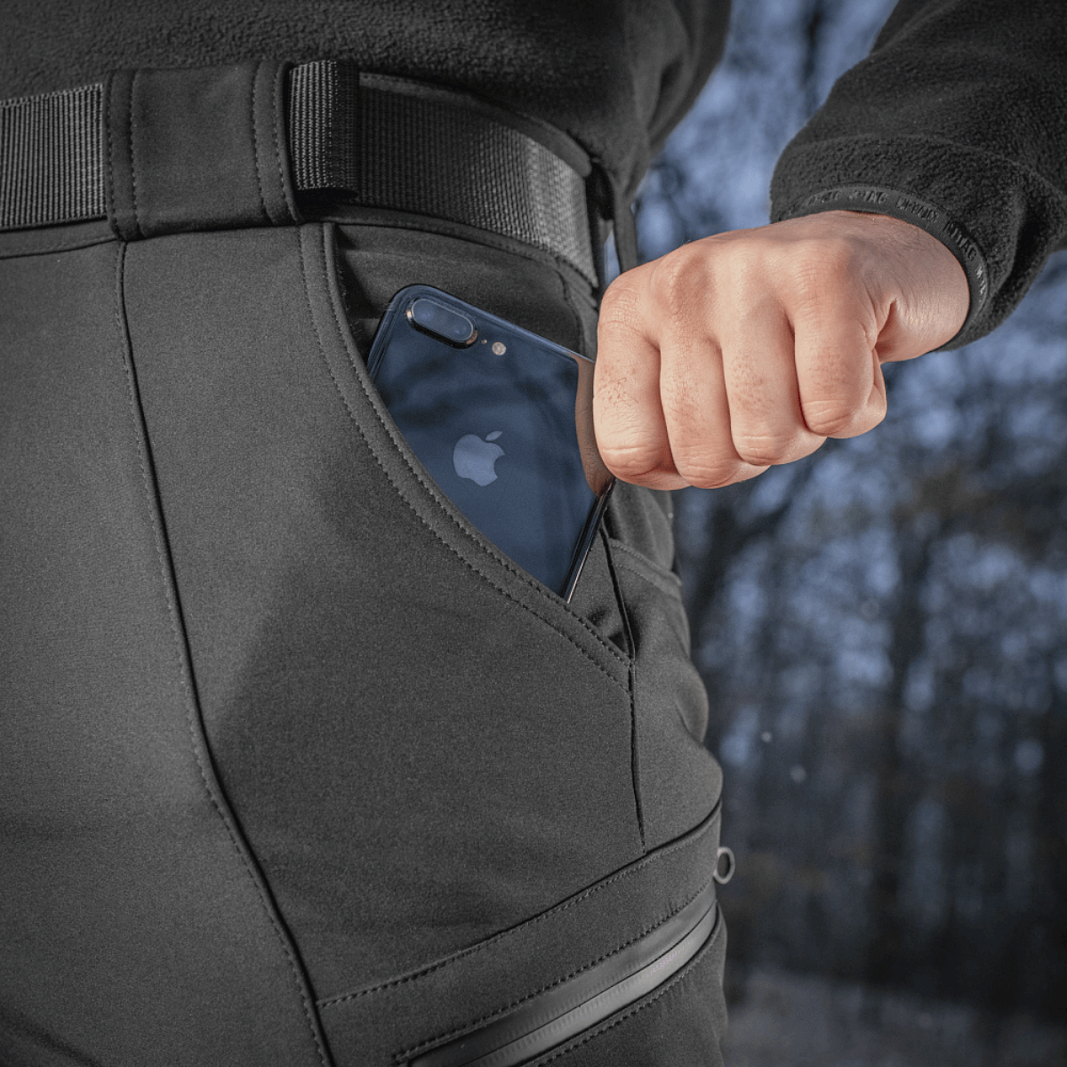 M-Tac Bukser Soft Shell Vinter bukser med fleecefor og høj talje, ideel til vintervejr, viser lomme med smartphone.