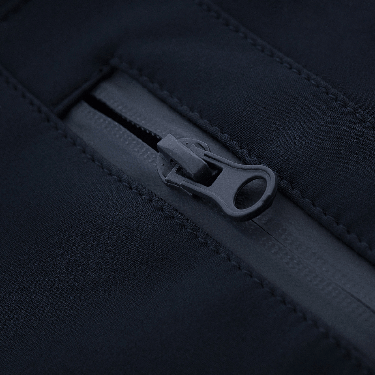 Nærbillede af lynlås på M-Tac Bukser Soft Shell Vinter, der viser robusthed og detaljer i designet.