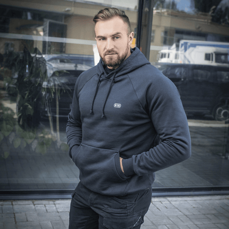 Mand iført M-Tac Hættetrøje Cotton Raglan, komfortabel og alsidig, ideel til hverdagsbrug og aktiv livsstil med raglanærmer.