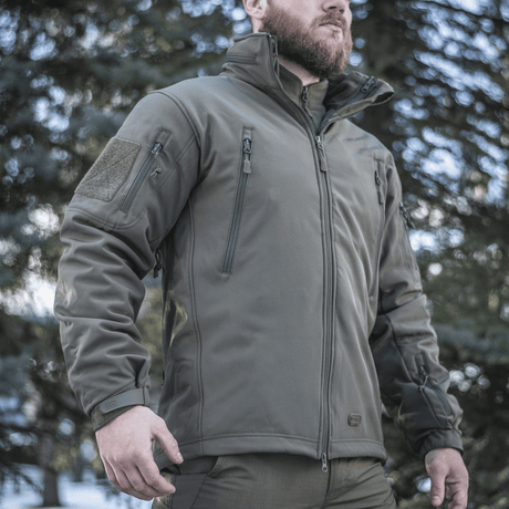 M-Tac Soft Shell Jakke med Liner til mænd i udendørs omgivelser, fremviser jakke med aftageligt fleecefoer og lynlåslommer.