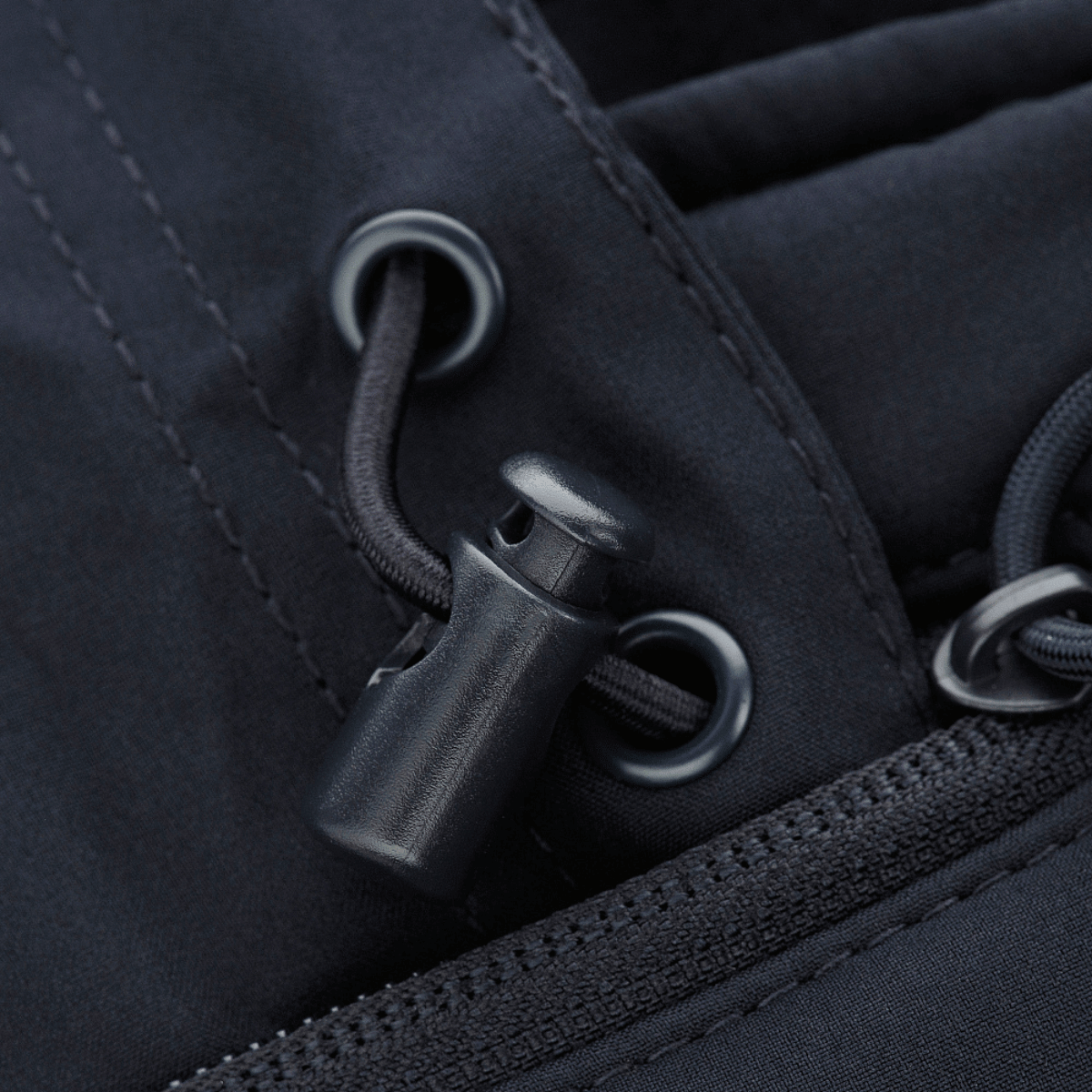 Nærbillede af M-Tac Soft Shell Jakke med Liner, der viser hættejusteringen og lynlåsdetaljer.