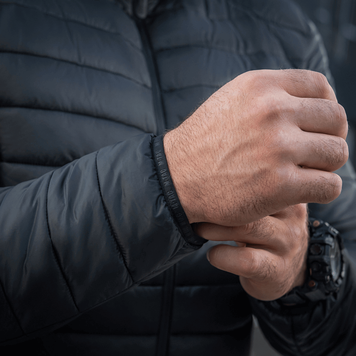 M-Tac Stalker Gen. III Primaloft Jakke med fremragende varmeisolering og minimalistisk design til mellemsæsonen, detaljeret ærmevisning