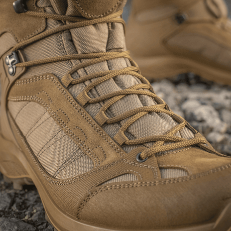 M-Tac taktiske sesongstøvler i semsket skinn og Cordura, ideelle for terreng og utendørsbruk, viser robust snøring og detaljer.