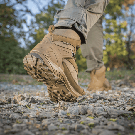 M-Tac taktiske sesongstøvler for utendørs terreng, laget av kvalitetslær og Cordura®, ideelle for trekking og taktiske oppgaver.
