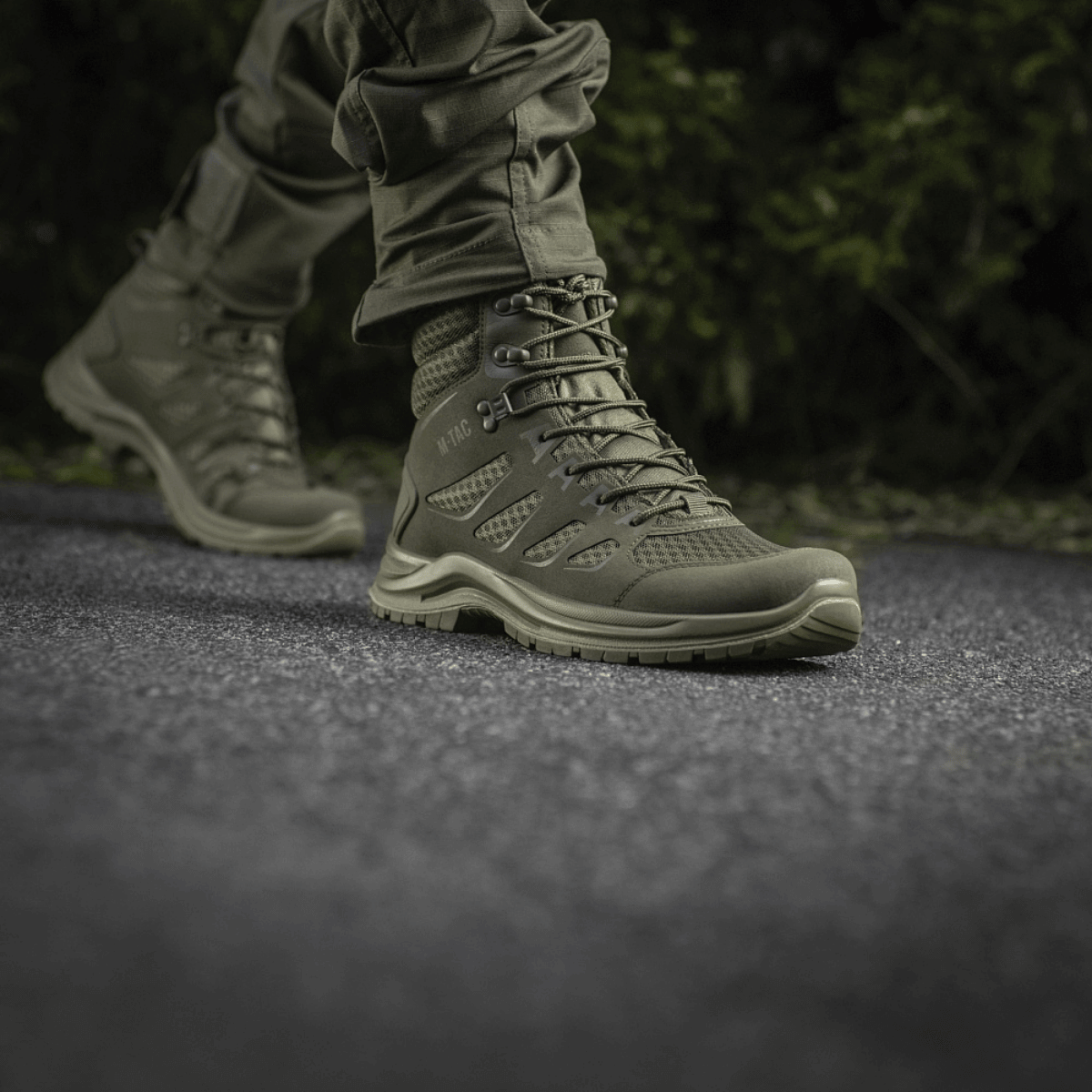 Mand iført M-Tac Taktiske Sommerstøvler Iva til terrænvandring og taktiske opgaver