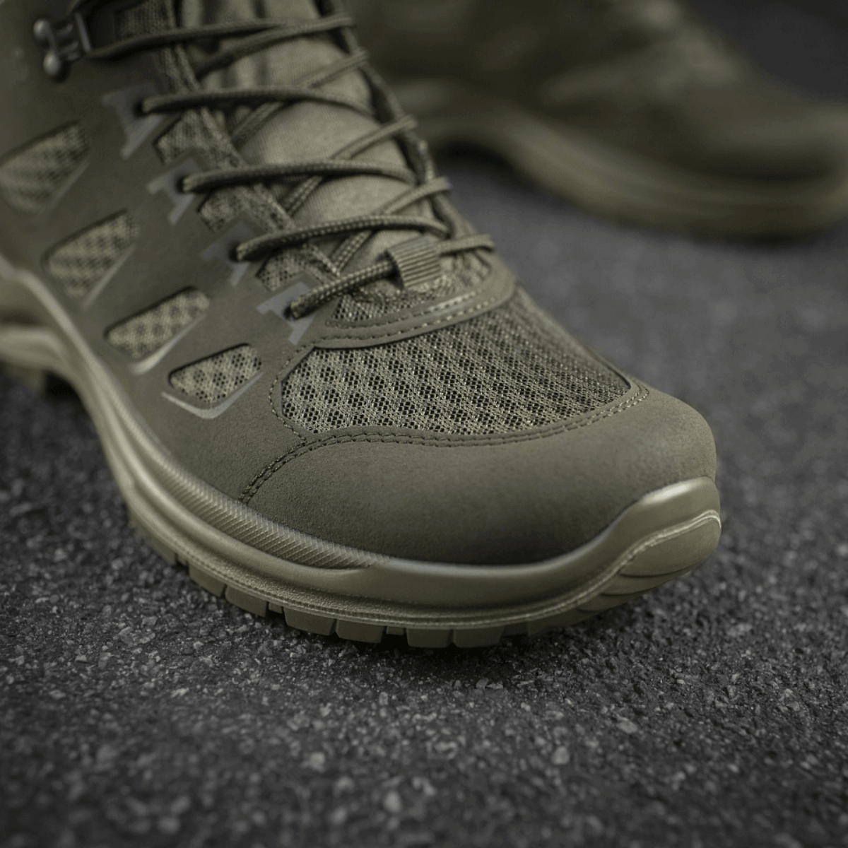 M-Tac Taktiske Sommerstøvler Iva med åndbart mesh og syntetisk nubuck for optimal komfort og ventilation på sort baggrund.