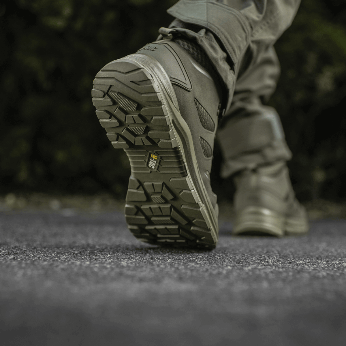 M-Tac Taktiske Sommerstøvler Iva set fra bagfra under gang, med fokus på den robuste sål, ideel til varmt vejr og taktiske opgaver.