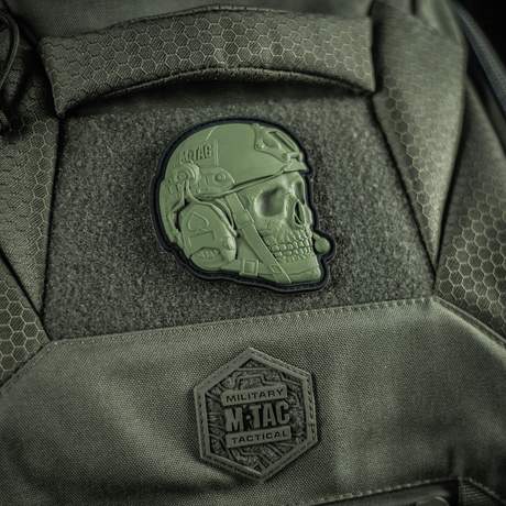 M-Tac Patch Operator 3D PVC på taktisk ryggsekk med Velcro-feste, realistisk design, 6 x 7 cm i PVC-materiale.