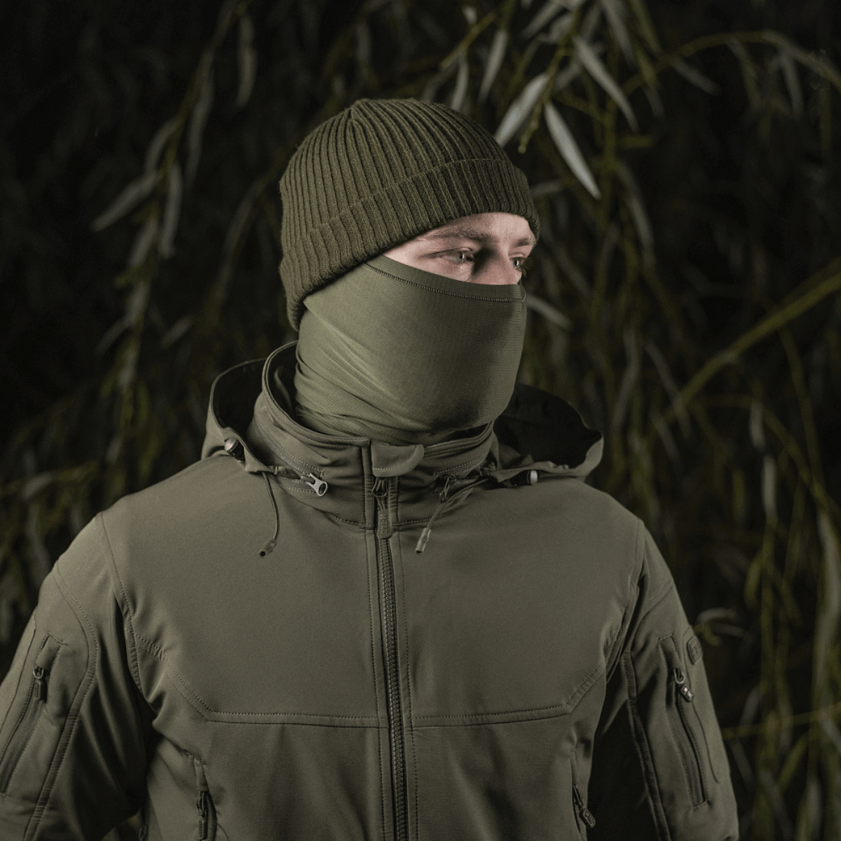 M-Tac Polartec Vent Tube Scarf i grøn, bæres som ansigtsmaske i naturen, fremstillet af fugtafledende Polartec® Power Dry® materiale.