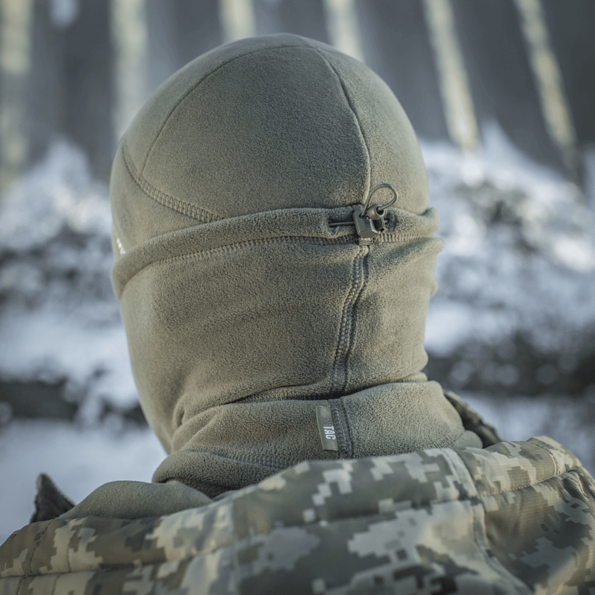 M-Tac Anatomisk Tube Scarf med Snor Polartec, udendørs i koldt vejr, viser varmeisolerende fleece-design