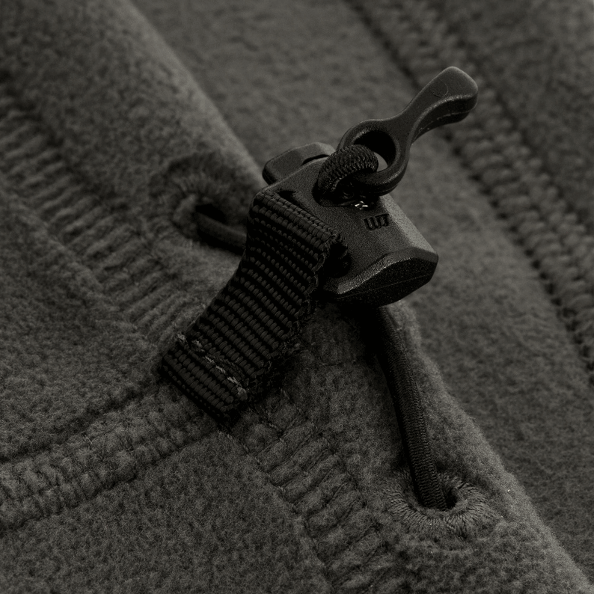 Detalje af M-Tac Anatomisk Tube Scarf med Snor Polartec med snorlås på Polartec® fleece-materiale.