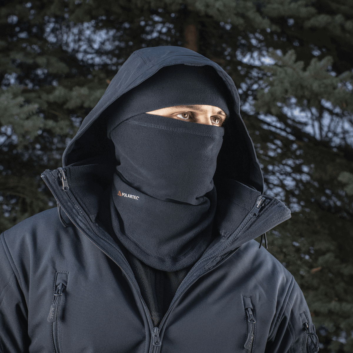 M-Tac Anatomisk Tube Scarf med Snor Polartec, varm fleece halsrør beskytter ansigt mod vind, i skovmiljø.