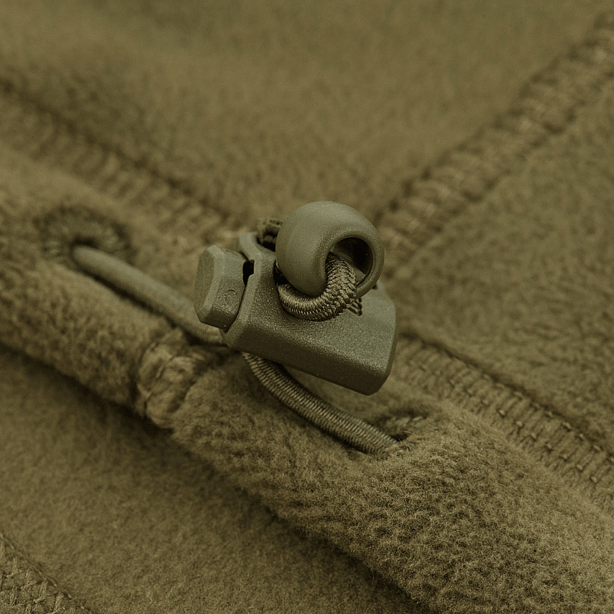 Nærbillede af M-Tac Anatomisk Tube Scarf med Snor Polartec, viser snorsystemet og Polartec® Micro Series fleece-materialet.